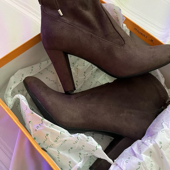 Brand new suede ankle boots . Fits size 8 - Picture 4 of 6